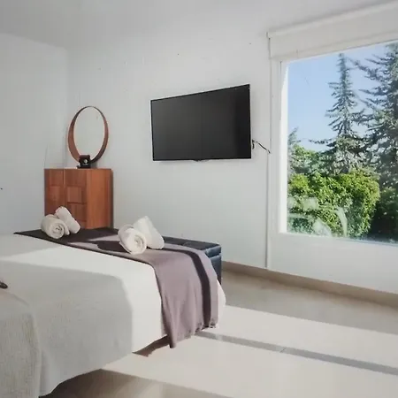 Enjoy A Private Oasis With A Pristine Pool 빌프랑슈쉬르메르