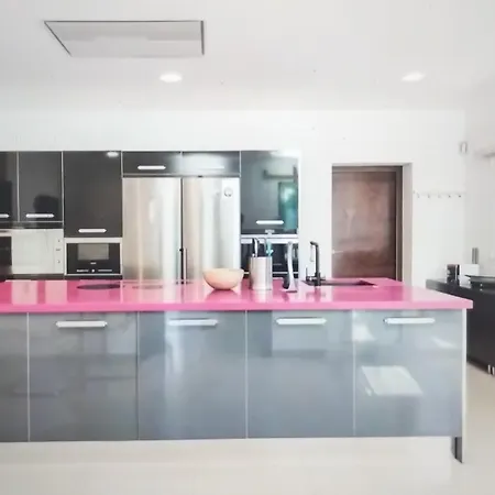 דירה Enjoy A Private Oasis With A Pristine Pool *