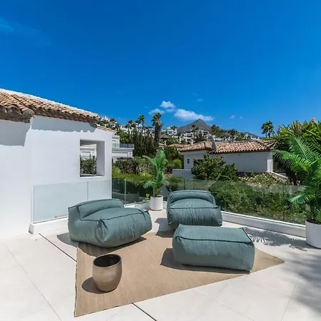 Enjoy A Private Oasis With A Pristine Pool Lägenhet