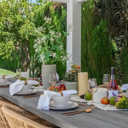 Enjoy A Private Oasis With A Pristine Pool Lägenhet *