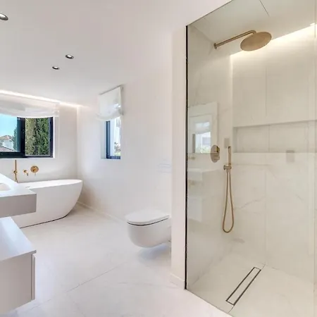Enjoy A Private Oasis With A Pristine Pool Lägenhet