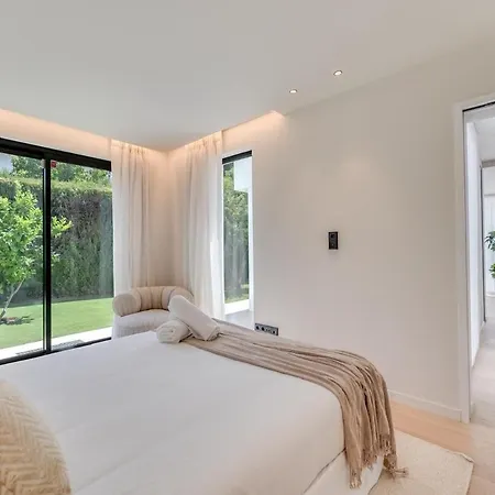 Enjoy A Private Oasis With A Pristine Pool Lägenhet *