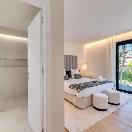 Enjoy A Private Oasis With A Pristine Pool Villefranche-sur-Mer