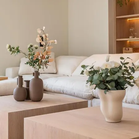 Enjoy A Private Oasis With A Pristine Pool Lägenhet